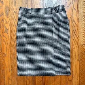 Ann Taylor Black and White Houndstooth Short Pencil Skirt, size 8